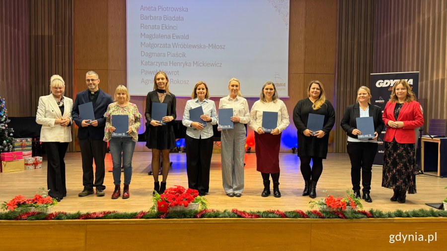 Uroczystość wręczenia akt&oacute;w mianowania w Szkole Muzycznej I i II stopnia im. Noskowskiego, na zdjęciu wiceprezydentka Miasta Gdyni Oktawia Gorzeńska, naczelniczka Wydziału Edukacji Iwona Tanewska oraz nowo mianowane nauczycielki i nauczyciel (fot. Katarzyna Balcerzak) 