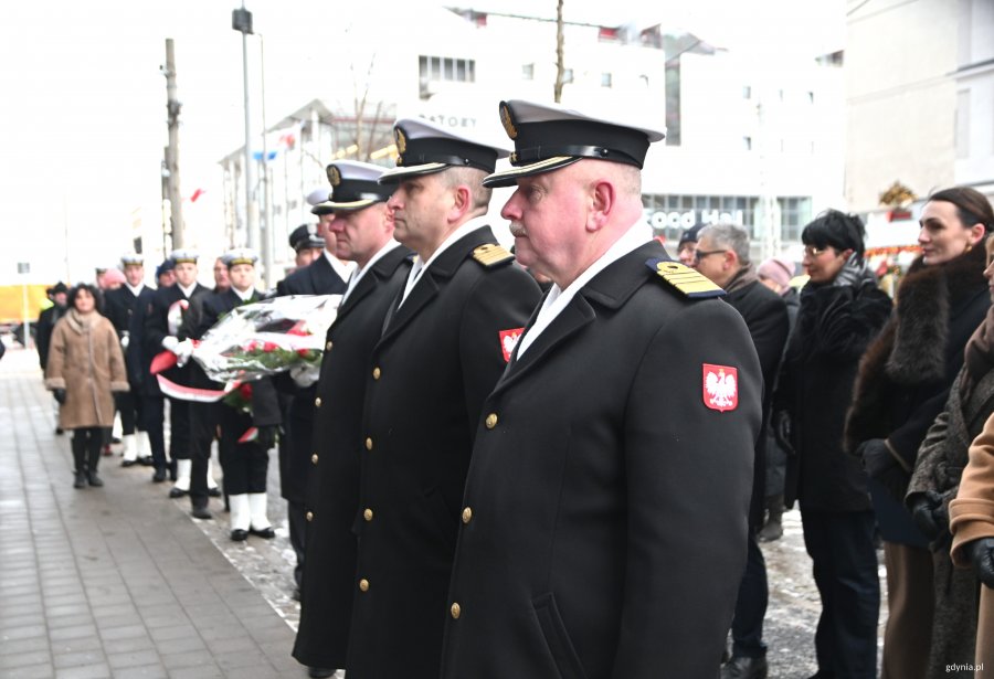 Mężczyźni w mundurach marynarki