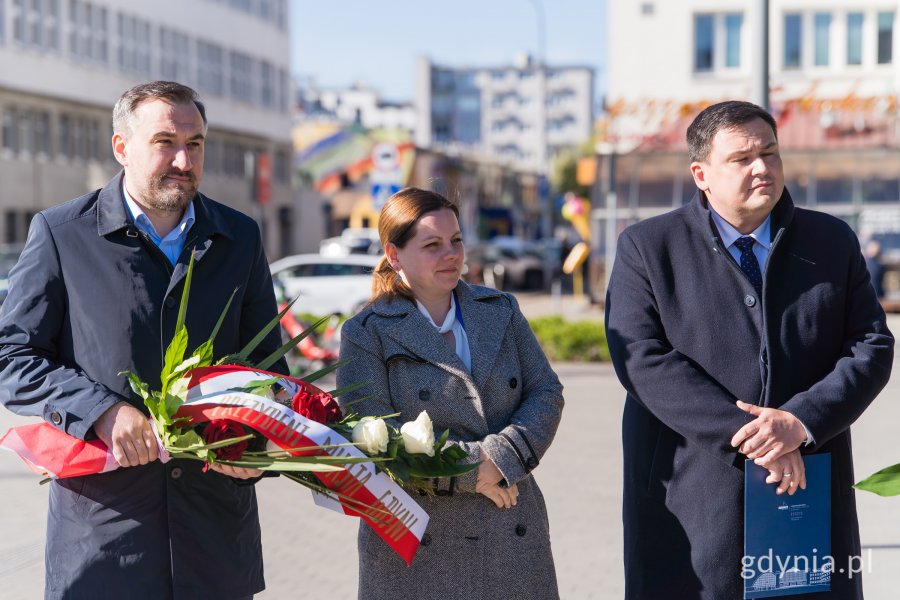 Dwóch mężczyn i kobieta z kwiatami
