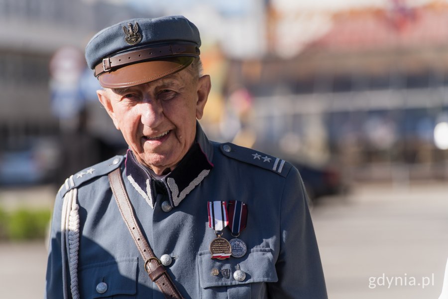 Mężczyzna w historycznym mundurze