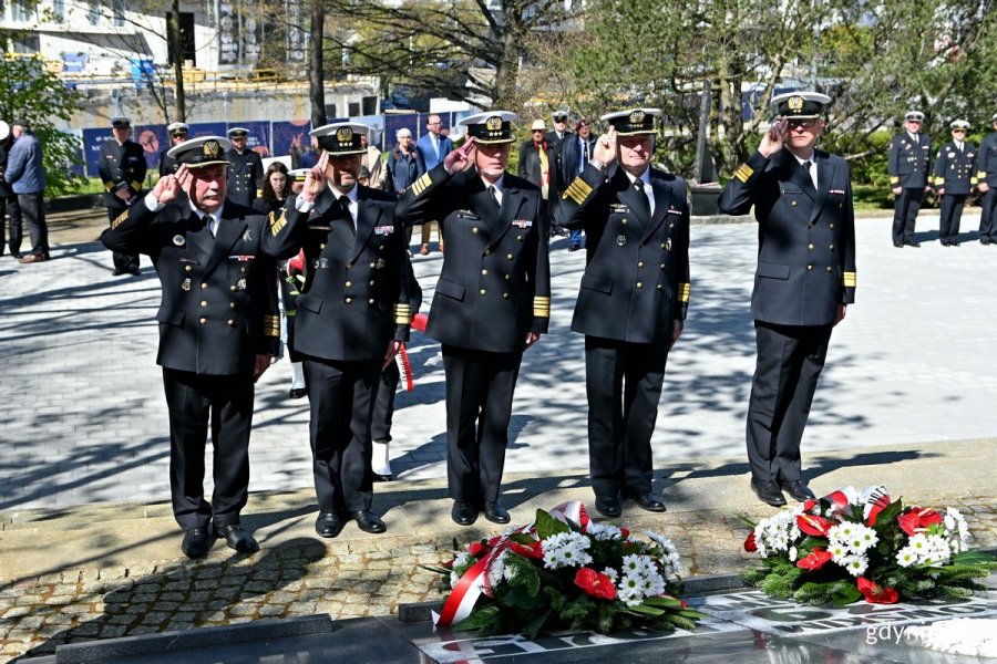 Przedstawiciele Marynarki Wojennej RP składają kwiaty i salutują przed pomnikiem Obrońców Wybrzeża podczas uroczystości z okazji 78. rocznicy zakończenia II wojny światowej // fot. Magdalena Czernek