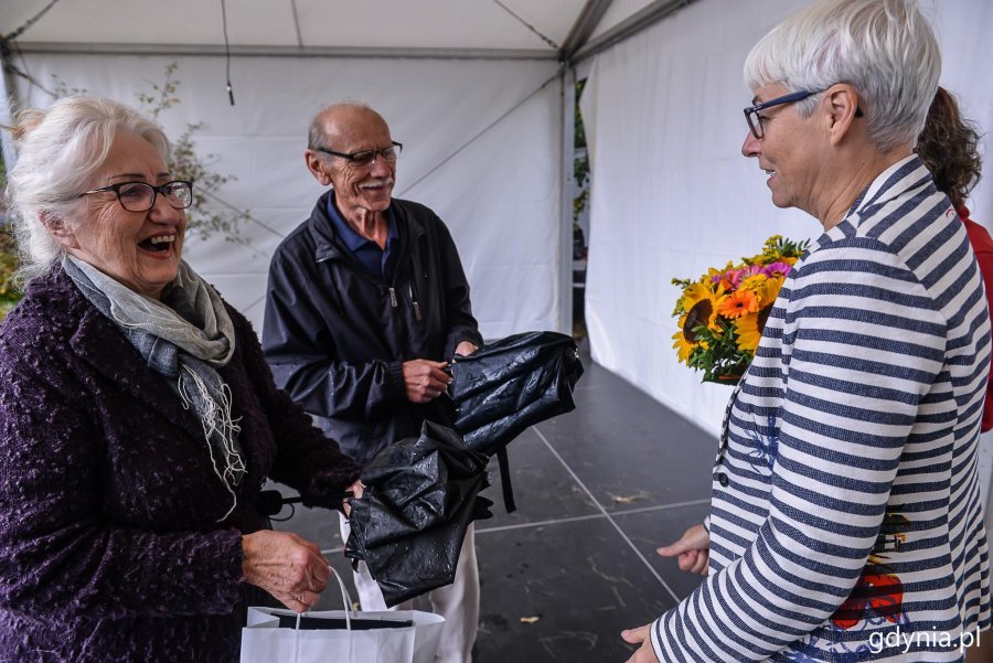 Przewodnicząca gdyńskiej Rady Miasta Joanna Zielińska wręczała nagrody laureatom konkursu "Gdynia w kwiatach" // fot. Przemek Świderski