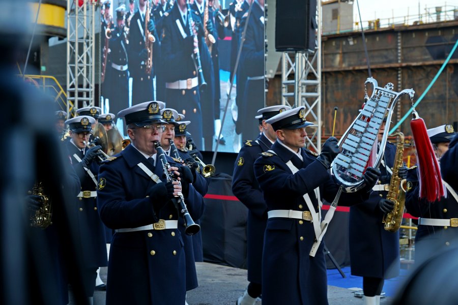 Orkiestra Reprezentacyjna Marynarki Wojennej podczas uroczystości chrztu i wodowania okrętu ORP „Czajka”