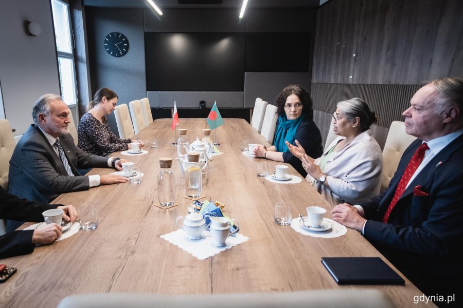 Od lewej: Wojciech Szczurek - prezydent Gdyni, Anna Głowacka-Hirt z Samodzielnego Referatu Współpracy z Zagranicą Urzędu Miasta Gdyni, Sultana Laila Hossain - ambasador Ludowej Republiki Bangladeszu w Polsce oraz Jan Zacharewicz – konsul honorowy Ludowej Republiki Bangladeszu w Gdańsku podczas spotkania w Urzędzie Miasta Gdyni // fot. Kamil Złoch  