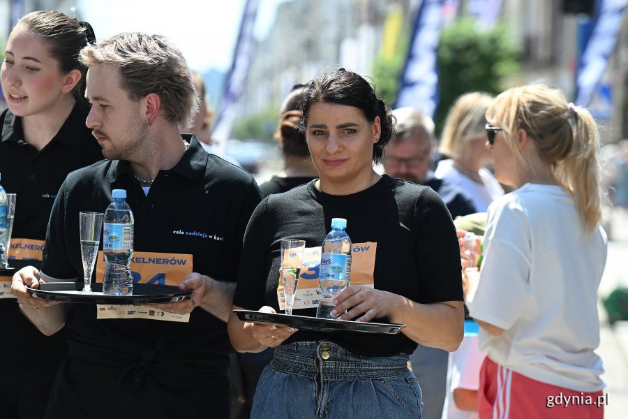 Podczas Kulinarnej Świętojańskiej nie zabrakło kluczowego punktu programu - Biegu Kelner&oacute;w. Na zdjęciu uczestnicy kategorii Profesjonaliści