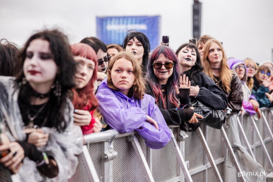 Uczestnicy festiwalu pod sceną gł&oacute;wną podczas jednego z koncert&oacute;w 