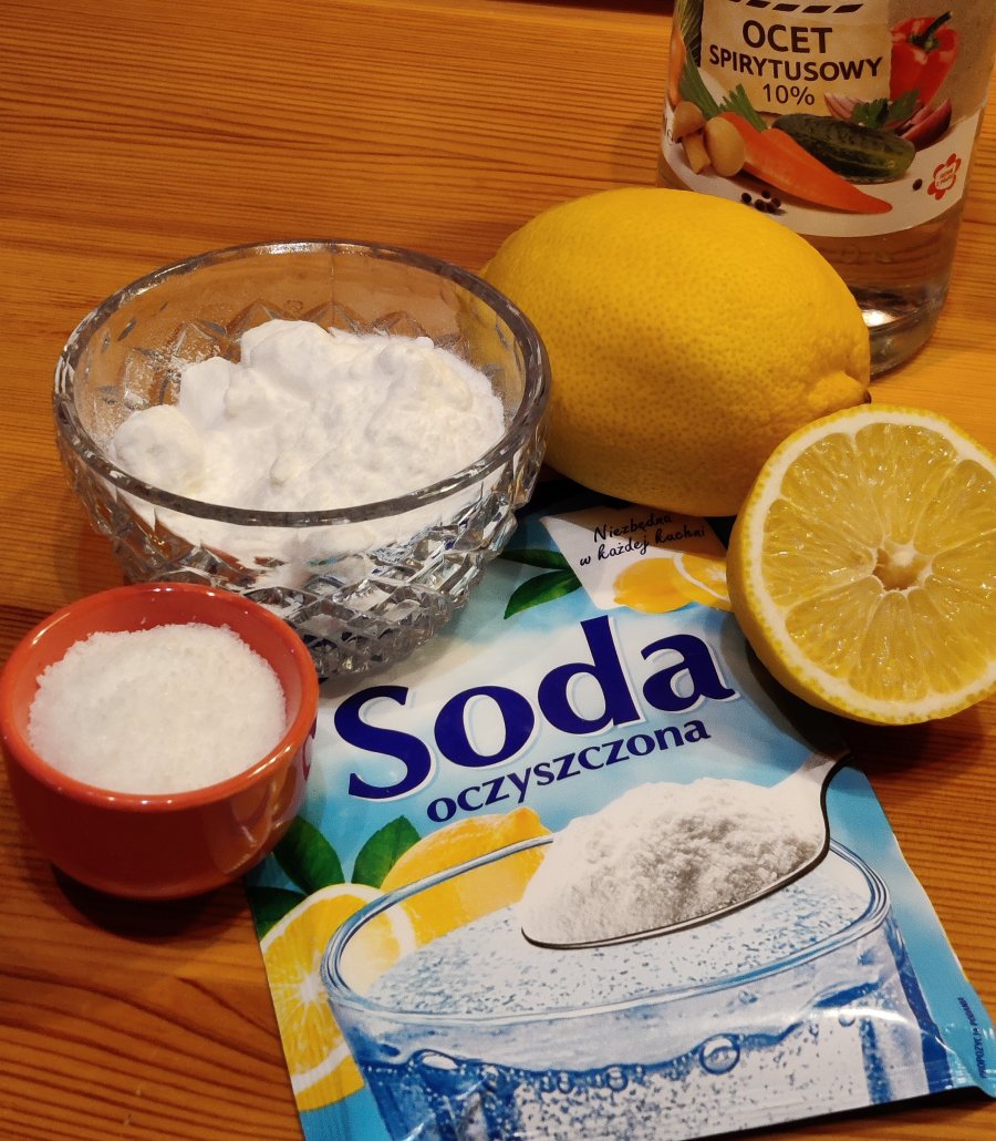 Podstawowe składniki domowych środków czyszczących. Na zdjęciu miseczka z solą kuchenną, miseczka z sodą oczyszczoną, opakowanie sody oczyszczonej, butelka z octem oraz cytryna. (fot. Anna Bubel)