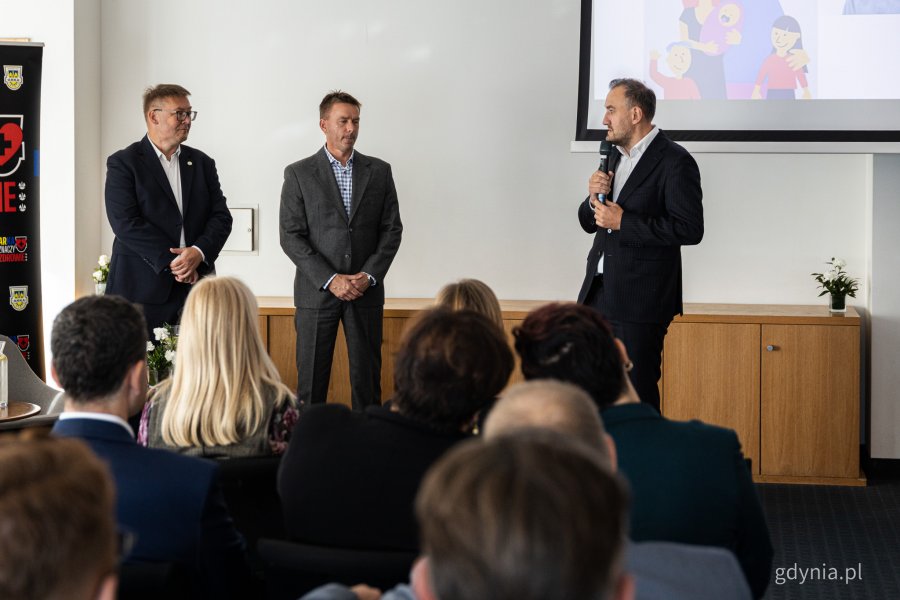 Tomasz Majchrowicz, Marcin Gruchała i wiceprezydent Gdyni Tomasz Augustyniak. Konferencja European Healthy Stadia Network zorganizowana przez Arkę Gdynia, Gdański Uniwersytet Medyczny i Gdyńskie Centrum Zdrowia (fot. Kamil Złoch)