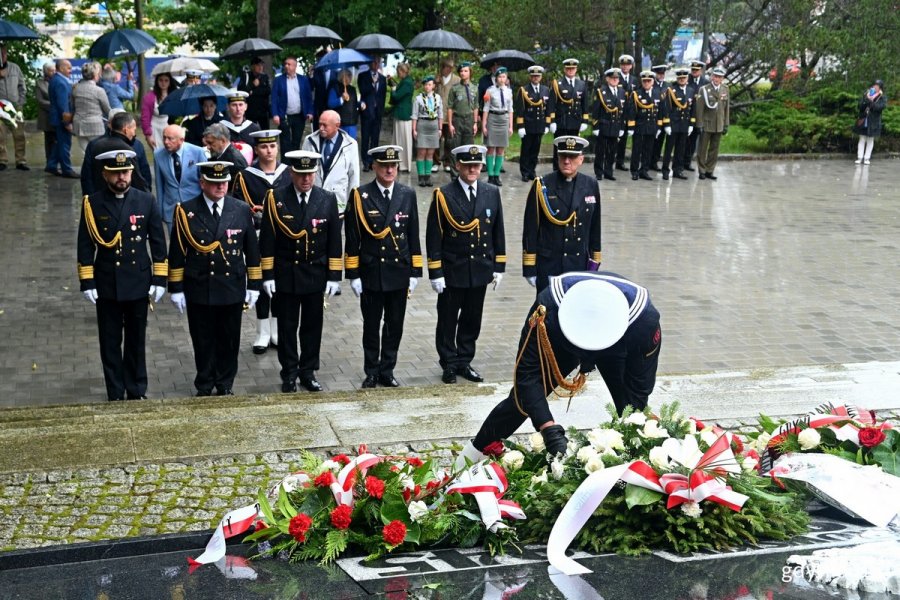 Przedstawiciele Marynarki Wojennej składający kwiaty przed pomnikiem Obrońców Wybrzeża podczas uroczystości z okazji 84. rocznicy agresji niemieckiej na Polskę 