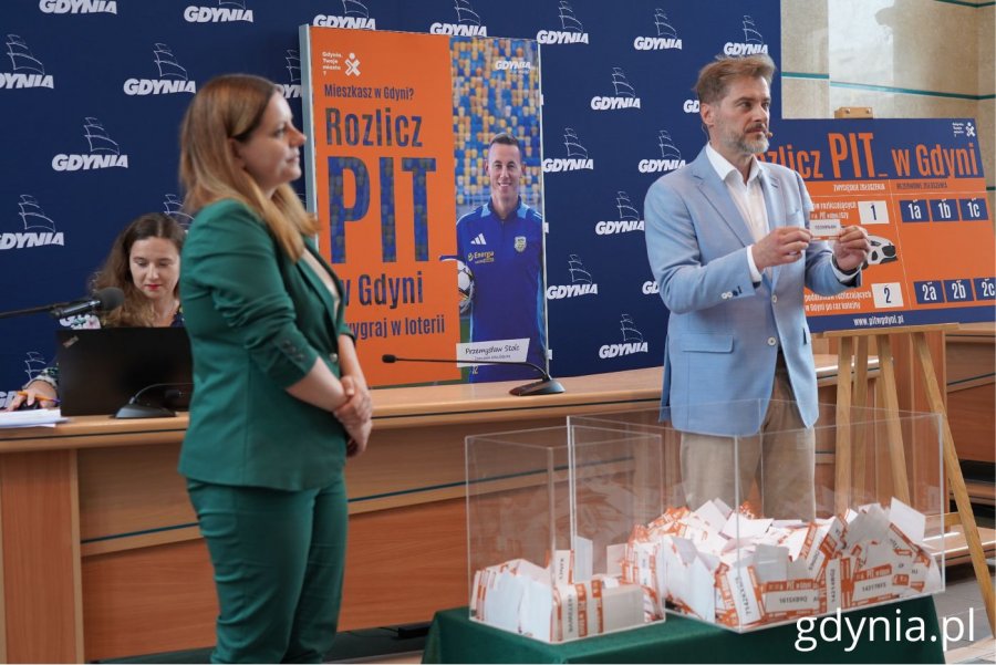 Na zdjęciu (od lewej): prezydent Gdyni Aleksandra Kosiorek, przewodniczący komisji konkursowej Rafał Grzegrzółka (fot. Magdalena Starnawska)