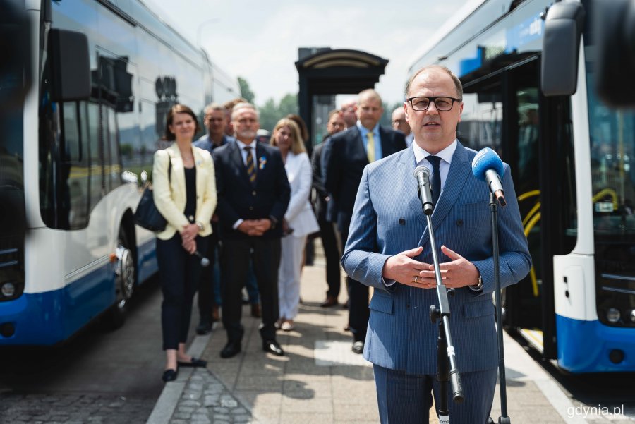 Inauguracja nowych elektrobusów marki Mercedes-Benz przy Muzeum Emigracji w Gdyni - Artur Konarski, prezes EvoBus Polska, fot. Kamil Złoch