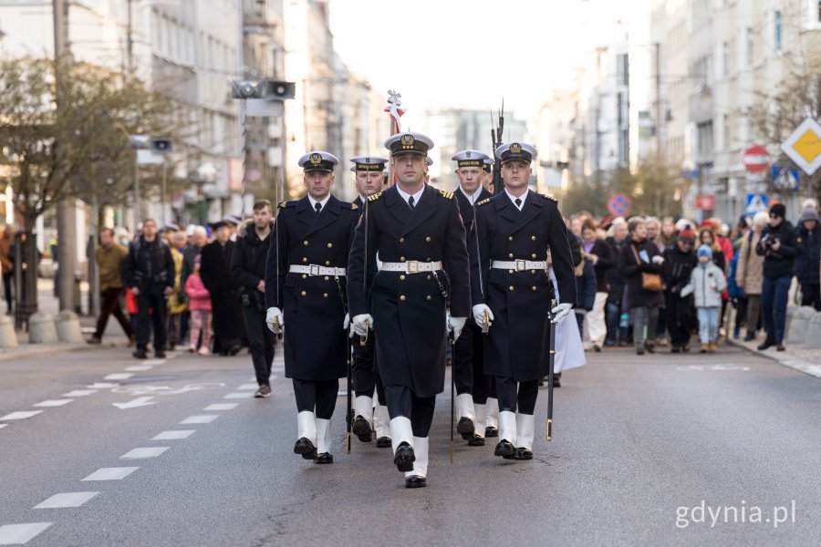 Żołnierze z Kompanii Reprezentacyjnej Marynarki Wojennej w galowych mundurach maszerujący na czele Gdyńskiej Drogi Krzyżowej
