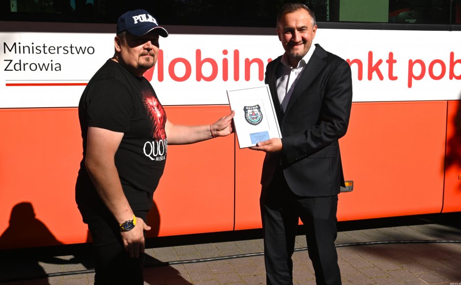 Dwaj mężczyźni na tle ambulansu