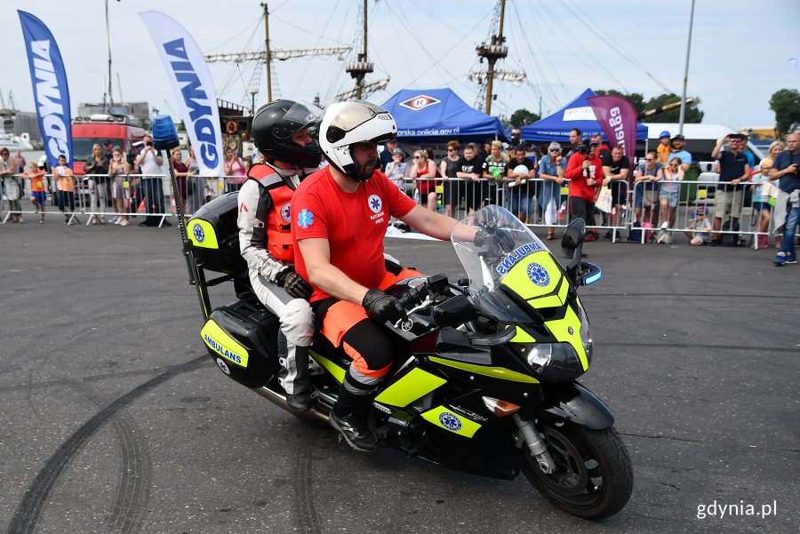 Symulacja akcji ratowniczej po wypadku drogowym w ramach 14. Moto Safety Day w Gdyni // fot. Michał Puszczewicz