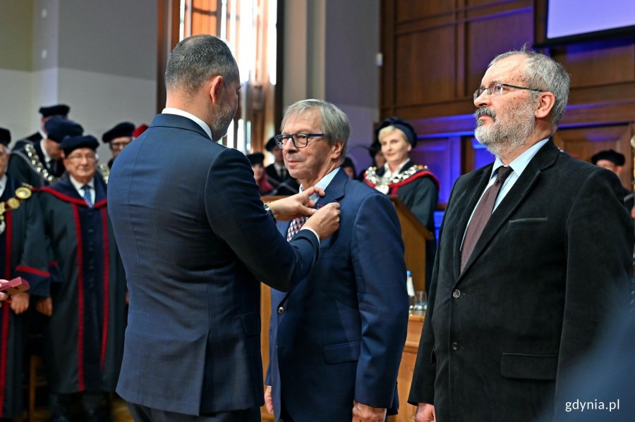 Tomasz Szturo &ndash; doradca prezydenta RP odznaczający prof. PG dr hab. inż. Jacka Marszala i prof. PG dr inż. Jacka Lebiedzia podczas inauguracji roku akademickiego na Politechnice Gdańskiej