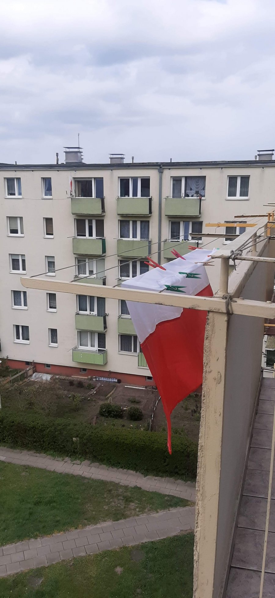 Biało-czerwona flagi wywieszone przy oknach, fot. Tomasz Błedzki