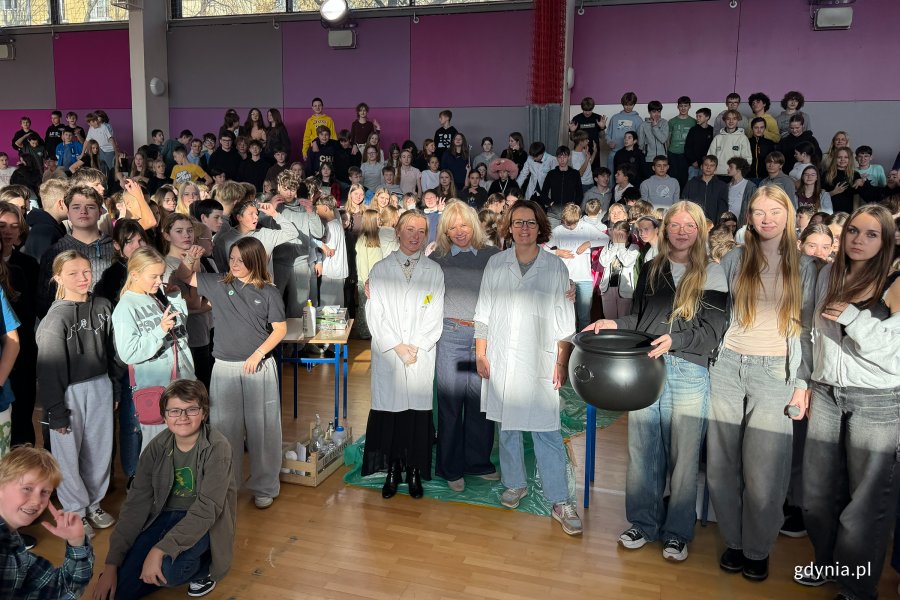 Szkolny Festiwal Nauki w SP 18, na zdjęciu uczennice i uczniowie, dyrektorka szkoły Eliza Zaborowska-Kempa oraz koordynatorki SFN w SP 18, Karina Sankowska i Emilia Kantecka (fot. Katarzyna Balcerzak)     