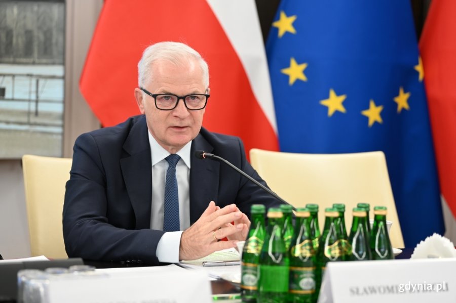 Konferencja &bdquo;Polityka państwa polskiego wobec materialnego i niematerialnego dziedzictwa wpisanego na Listę Światowego Dziedzictwa UNESCO&rdquo; w Senacie RP. Przemawia senator Sławomir Rybicki. (fot. Łukasz Kamasz/gdynia.pl)