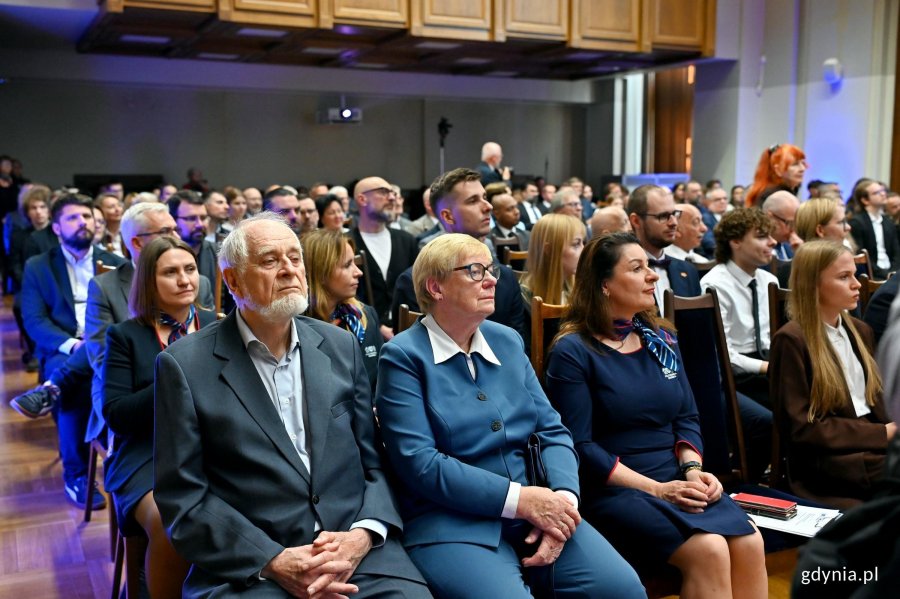 Uczestnicy inauguracji roku akademickiego na Politechnice Gdańskiej zgromadzeni w auli 