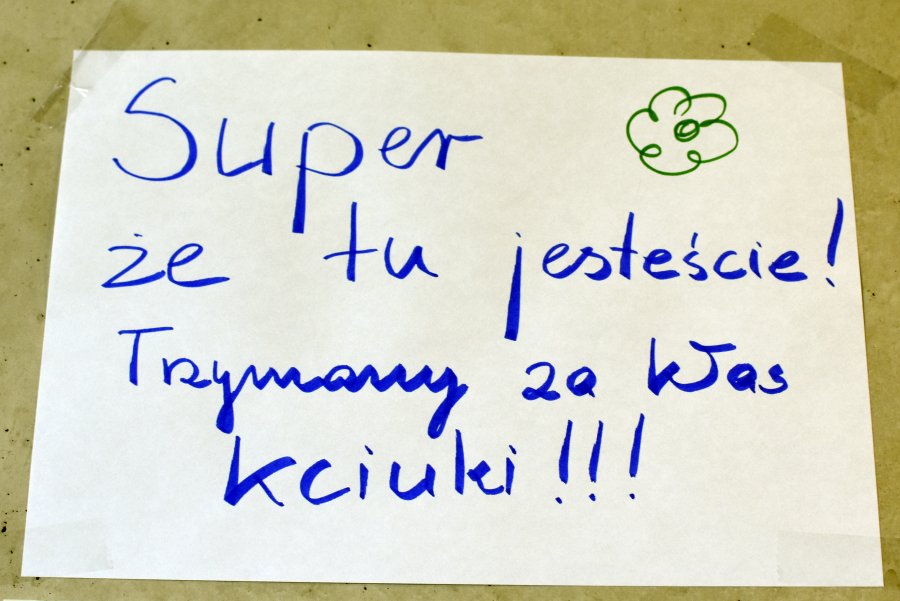 Kartka z napisem "Super, że tu jesteście! Trzymamy za Was kciuki" / fot. Dorota Nelke