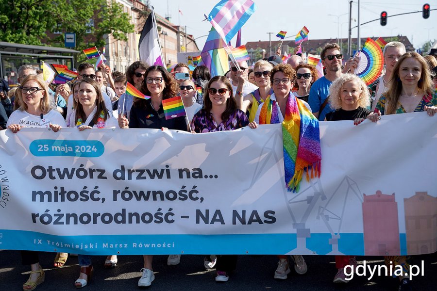Od lewej: Magdalena Adamowicz - europarlamentarzystka, posłanka Agnieszka Pomaska, Aleksandra Dulkiewicz - prezydent Gdańska, Aleksandra Kosiorek - prezydent Gdyni, Magdalena Czarzyńska-Jachim - prezydent Sopotu, Katarzyna Kotula - ministra ds. równości oraz Agnieszka Dziemianowicz-Bąk - ministra rodziny, pracy i polityki społecznej podczas IX Trójmiejskiego Marszu Równości 