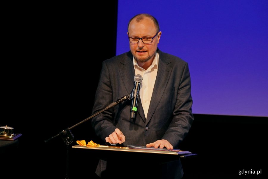 Mariusz Bzdęga &ndash; dyrektor zarządzający ds. kultury i aktywności mieszkańc&oacute;w przemawiający podczas uroczystości z okazji 50-lecia Towarzystwa Miłośnik&oacute;w Gdyni