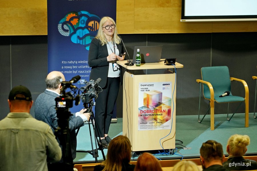 Alicja Harackiewicz – dyrektorka Centrum Nauki Experyment przemawiająca podczas otwarcia konferencji „Dobrostan w centrum uwagi”