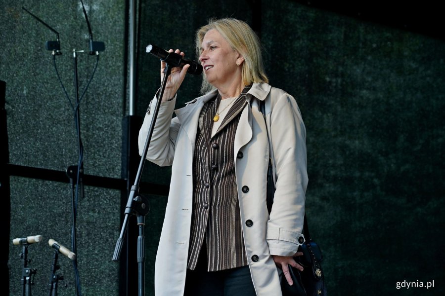 Beata Zastawna &ndash; przewodnicząca Rady Miasta Gdyni przemawiająca podczas gali finałowej konkursu &bdquo;Gdynia w kwiatach&rdquo;