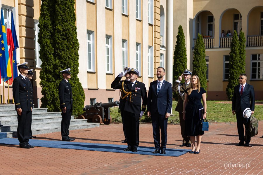 Polsko-szwedzkie rządowe konsultacje w Gdyni. Delegacje na terenie obiekt&oacute;w Akademii Marynarki Wojennej w Gdyni. Na zdjęciu minister obrony narodowej Władysław Kosiniak-Kamysz, sekretarz stanu w MON Magdalena Sobkowiak-Czarnecka i rektor-komendant AMW kontradmirał prof. dr hab. Tomasz Szubrycht (fot. Kamil Złoch)