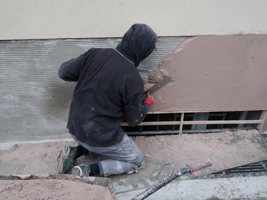 Wstępne wygładzanie powierzchni tynku. // fot. Biuro MKZ