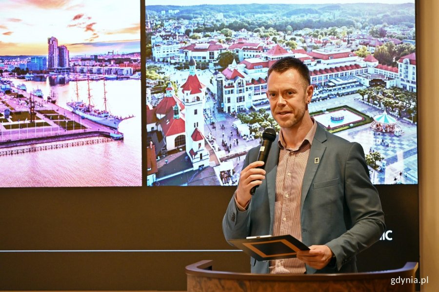 Łukasz Załuski &ndash; redaktor naczelny &bdquo;National Geographic Polska&rdquo; przemawiający podczas konferencji ws. przyznania Tr&oacute;jmiastu tytułu Best of the World 2027 