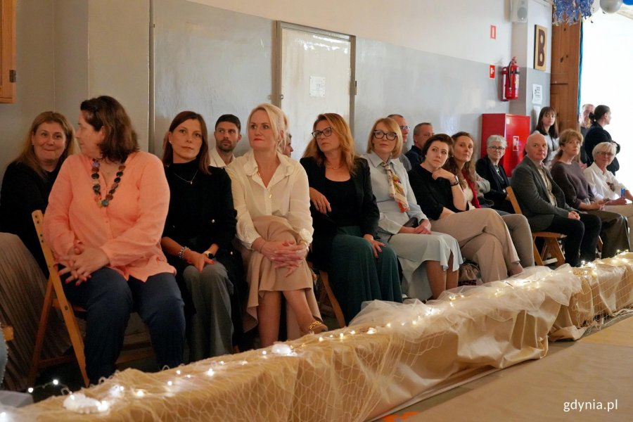 Uczestnicy obchod&oacute;w jubileuszu CKZiU nr 2 zgromadzeni w miejscu uroczystości 