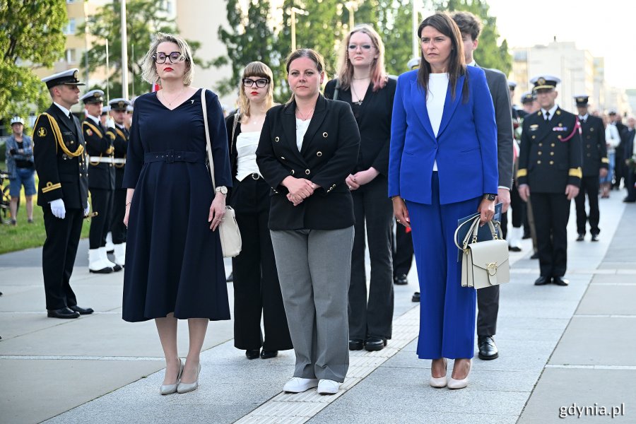 W pierwszym rzędzie od prawej: Mariola Śrubarczyk-Cichowska - wiceprzewodnicząca Rady Miasta Gdyni, prezydent Gdyni Aleksandra Kosiorek, radna miasta Agnieszka Tokarska, a w drugim rzędzie przedstawiciele Młodzieżowej Rady Miasta Gdyni składający kwiaty pod pomnikiem Polski Morskiej podczas uroczystego apelu z okazji Święta Morza