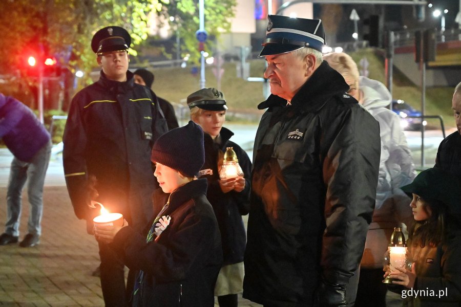 Capstrzyk Niepodległościowy na Obłużu. Na zdj. m.in. dh Edward Chechliński, prezes Zarządu Oddziału Powiatowego Związku Ochotniczych Straży Pożarnych RP w Gdyni. Fot. Michał Puszczewicz