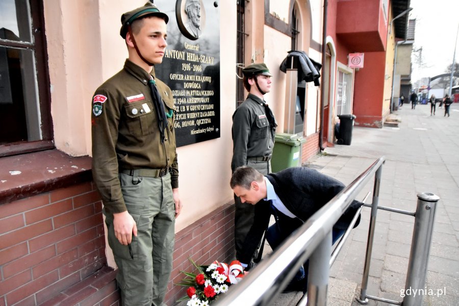 Wiceprzewodniczący Rady Miasta Marcin Wołek, w asyście harcerzy, składa kwiaty pod tablicą upamiętniającą gen. Antoniego Hedę-Szarego /fot. Paweł Kukla