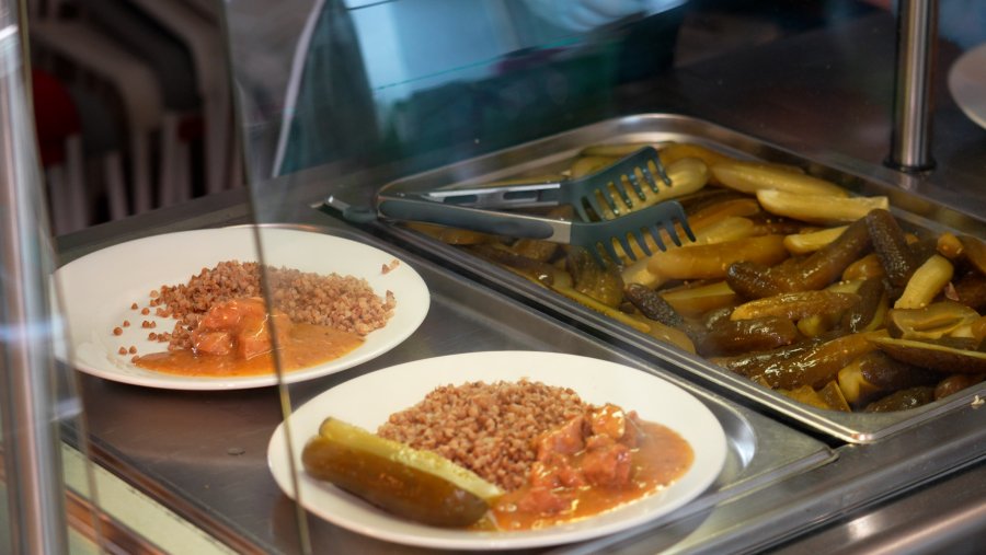 Gulasz z kaszą i og&oacute;rkiem kiszonym, to propozycja obiadu w ZSO nr 8 