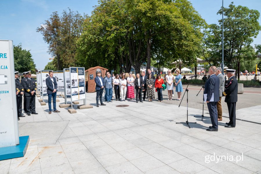 Wydarzenie zgromadziło wielu gości, w tym mieszkańców Gdyni, miłośników historii oraz przedstawicieli środowisk wojskowych.