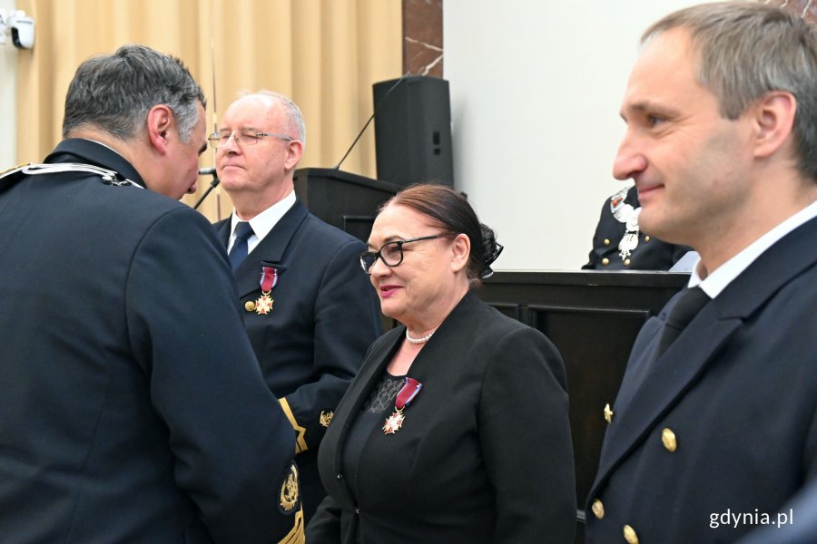 prof. dr hab. inż. kpt. ż. w. Adam Weintrit, rektor Uniwersytetu Morskiego, wręcza odznaczenia zasłużonym pracownikom uczelni // fot. Magdalena Czernek