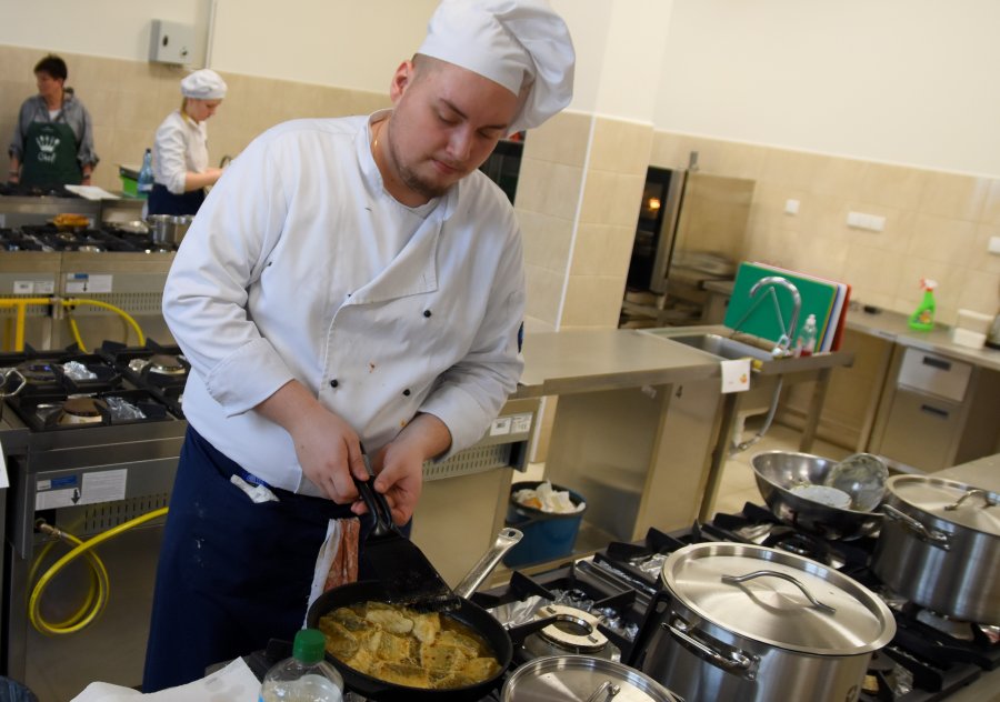 Akcja  „Pomaganie przez gotowanie" w Technikum Gastronomicznym w Gdyni, fot. Jan Ziarnicki