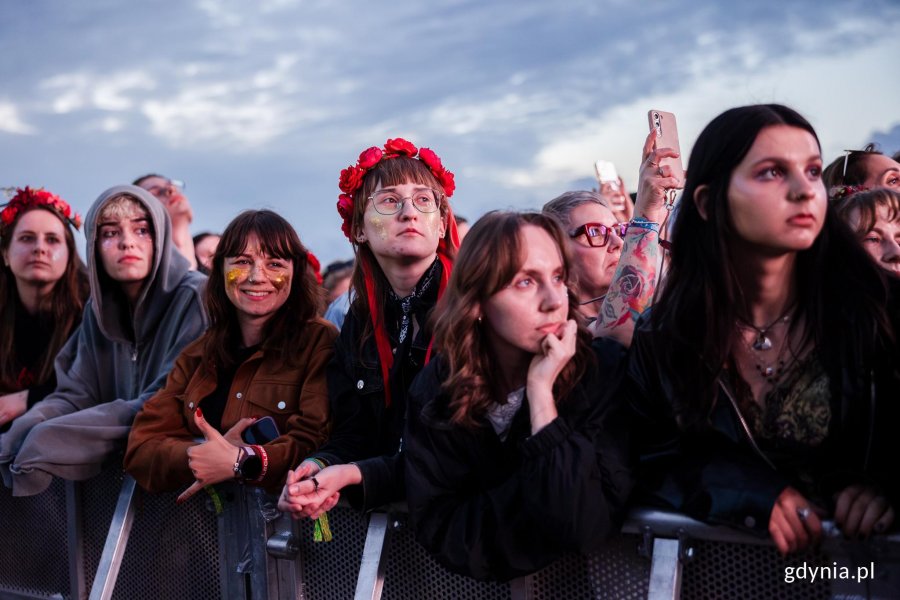 Uczestnicy festiwalu bawiący się przed sceną gł&oacute;wną 