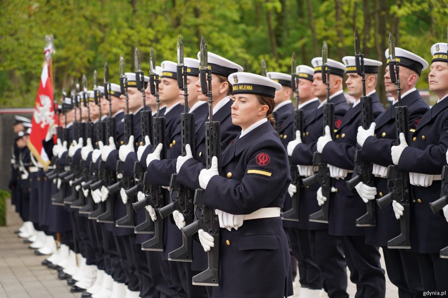 Żołnierze Marynarki Wojennej pod Pomnikiem Obrońc&oacute;w Wybrzeża