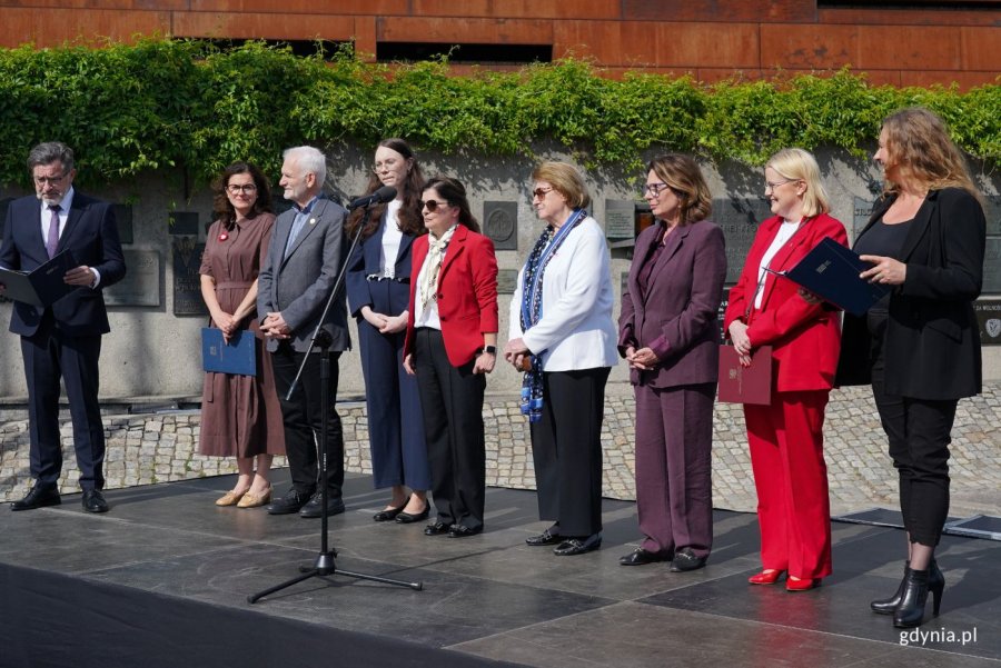 Na zdjęciu (od lewej): prezydent Gdańska Aleksandra Dulkiewicz, laureat pokojowej Nagrody Nobla Aleś Bialacki, prezeska zarządu Stowarzyszenia Parlament Młodych Rzeczypospolitej Polskiej Daria Śliwa, opozycjonistka, przewodnicząca Kolegium Historyczno-Programowego ECS Bożena Rybicka-Grzywaczewska, marszałek Senatu Małgorzata Kidawa-Błońska, premier polskiego rządu (1992-1993) Hanna Suchocka, członek zarządu wojew&oacute;dztwa pomorskiego Agnieszka Baranowska (fot. Magdalena Starnawska)