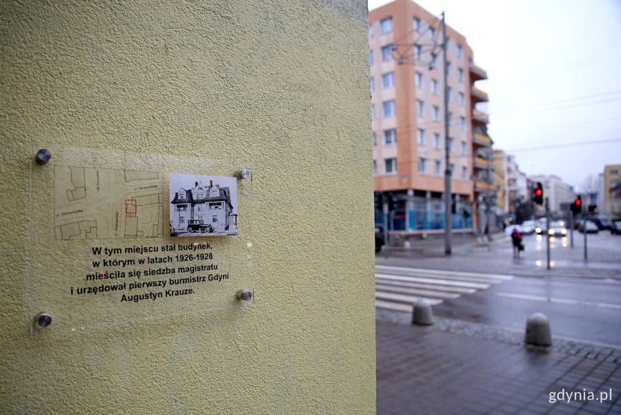 Tablica na fasadzie kamienicy na rogu ulic Świętojańskiej i Derdowskiego upamiętniająca fakt, że w tym miejscu stał budynek, w którym mieścił się pierwszy gdyński magistrat. Na tablicy widoczna mapka i zdjęcie dawnej willi // fot. Przemysław Kozłowski