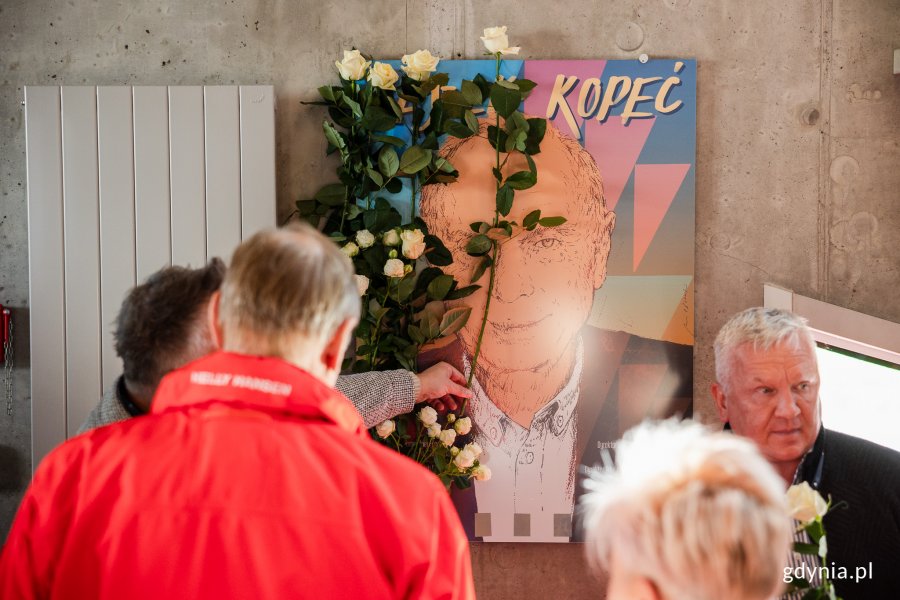 Odsłonięcie tablicy upamiętniającej Leszka Kopcia w Gdyńskim Centrum Filmowym (fot. Karol Stańczak)