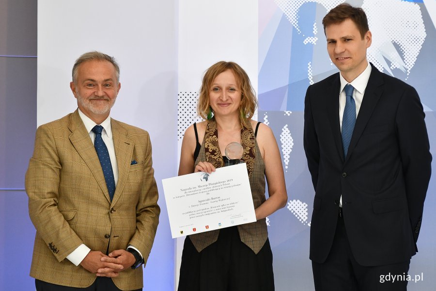 Agnieszka Burton - laureatka nagrody im. Macieja Płażyńskiego w kategorii dziennikarz krajowy publikujący na tematy polonijne. Na zdjęciu z prezydentem Gdyni Wojciechem Szczurkiem i Jakubem Płażyńskim - synem patrona nagrody i przewodniczącym jury // fot. Michał Puszczewicz