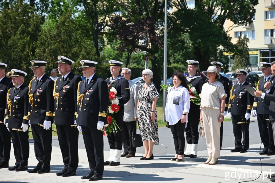 Radni Gdyni składają kwiaty przy pomniku Polski Morskiej // fot. Magda Śliżewska