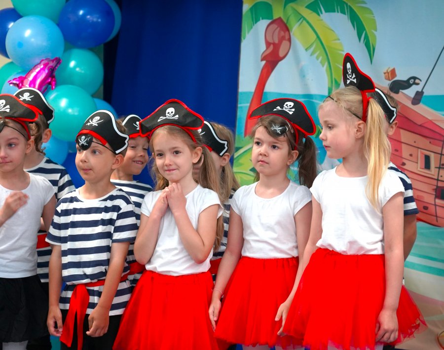 Dzieci w kolorowych pirackich strojach