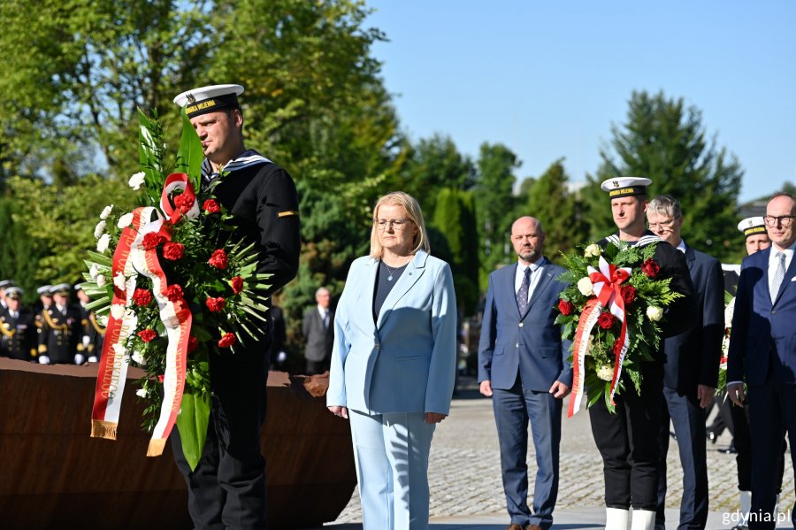 Kwiaty składa Agnieszka Baranowska, członkini zarządu wojew&oacute;dztwa pomorskiego
