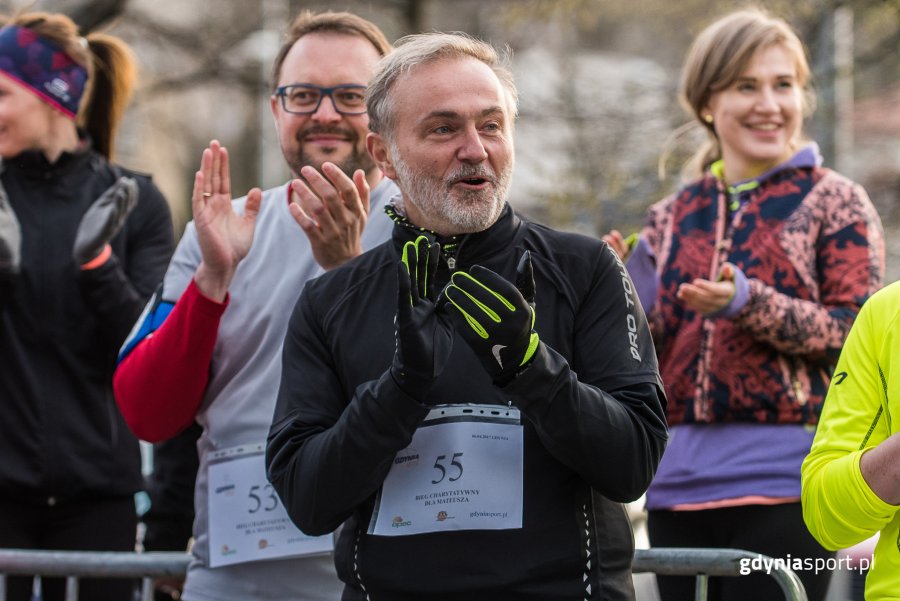Prezydent Gdyni Wojciech Szczurek dopinguje zawodników przed rozpoczęciem biegu