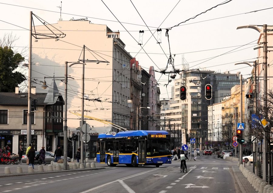 Niebieski trolejbus na ulicy